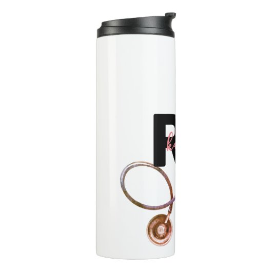 Gepersonaliseerde geregistreerde verpleegster RN m Thermosbeker (Gedraaid links)