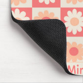 Gepersonaliseerde Geruite Perzik Fuzz Bloemen Naam Muismat (Hoek)