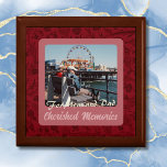 Gepersonaliseerde geschenken voor Oudere Ouders Ko Cadeaudoosje<br><div class="desc">Elegant het vastleggen van de essentie van duurzame liefde, onze gepersonaliseerde geschenken voor oudere ouders Koppels Rode geschenkdoos is een doordacht meesterwerk. Tegen een achtergrond van een rijk bloementhema in opvallend rood, wordt deze doos een vat van gekoesterde herinneringen. Met de optie om een persoonlijke foto en tekst toe te...</div>