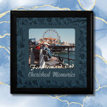 Gepersonaliseerde Gifts voor Oudere Ouders Koppels Cadeaudoosje<br><div class="desc">Transformeer cadeau in een oprechte ervaring met onze gepersonaliseerde geschenken voor oudere ouders Koppels Groene geschenkdoos. Deze doos is versierd met een elegant blauwgroen groen bloemontwerp en wordt een vat vol gekoesterde herinneringen. Pas het aan met een bepaalde foto en oprechte tekst om een uniek teken van hun blijvende reis...</div>