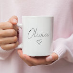 Gepersonaliseerde Girly Gift Mok met Naam & Hart |<br><div class="desc">Voeg een persoonlijk tintje toe aan uw drinkplaats met deze schattige gepersonaliseerde girly cadeau-mok met een aangepaste naam en een charmant hartontwerp. Deze mok is ideaal voor koffie, thee of een drankje en is een lief en attent cadeau voor vrienden, zussen, moeders of iedereen die van stijlvolle en vrouwelijke accessoires...</div>