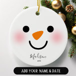 Gepersonaliseerde Girly Snowman Face Kerstmis Keramisch Ornament<br><div class="desc">Voeg een vleugje feestelijke charme en glinstering toe aan uw vakantiedecor met ons gepersonaliseerde Girly Snowman Face Christmas Ceramic Ornament! Dit schattige ornament heeft een schattig sneeuwmangezicht met lieve meisjesdetails, waardoor het de perfecte aanvulling op je boompje is of een attent cadeau voor iemand speciaal. De roze wangen van de...</div>
