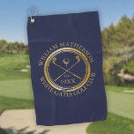 Gepersonaliseerde golfclub naam marine blauw en go golfhanddoek<br><div class="desc">Deze golfhanddoeken zijn ideaal voor alle golfclubs en golfclubs,  met een klassiek kruisbeeld van golfclubs en een ontwerp van golfbal en een grens met een oud postzegeleffect. personaliseer de naam van het clublid,  de naam van de golfclub en het jaar waarin de golfclub werd opgericht. Ontworpen door: Thisnotme©</div>