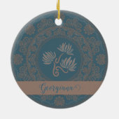 Gepersonaliseerde Gouden Blauwgroen Rococo Lotus D Keramisch Ornament (Achterkant)