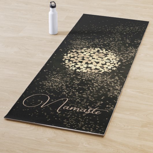 Gepersonaliseerde Gouden Bloemen Confetti op Brown Yogamat (In situ)