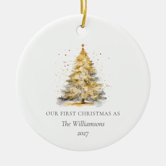Gepersonaliseerde Gouden Kerstboom Onze Eerste Get Keramisch Ornament (Voorkant)