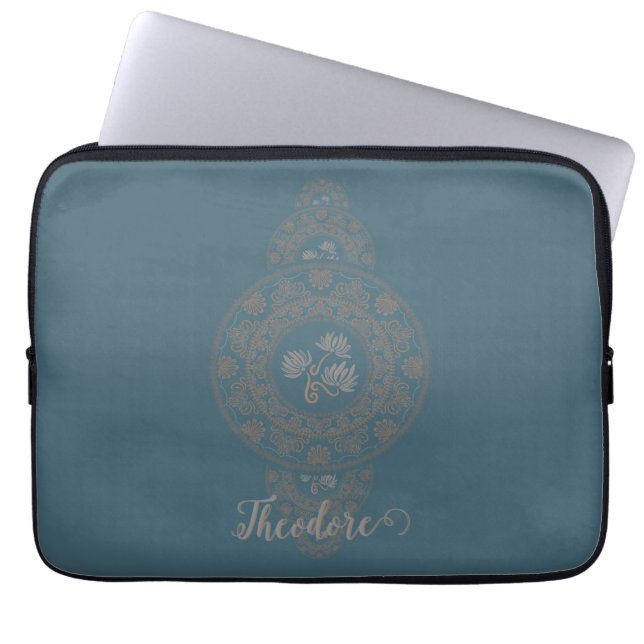 Gepersonaliseerde Gouden Rococo Lotus Siermandala Laptop Sleeve (Voorkant)