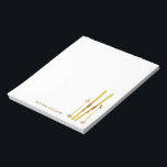 Gepersonaliseerde gouden ski's |  ski-illustratie notitieblok<br><div class="desc">Moderne alpineskiën,  skiën,  skithema-design met gouden ski's en gouden stokken. Eenvoudige feestelijke vakantie gouden ski-illustratie voor skiliefhebbers.</div>