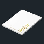 Gepersonaliseerde gouden ski's |  ski-illustratie notitieblok<br><div class="desc">Moderne alpineskiën,  skiën,  skithema-design met gouden ski's en gouden stokken. Eenvoudige feestelijke vakantie gouden ski-illustratie voor skiliefhebbers.</div>