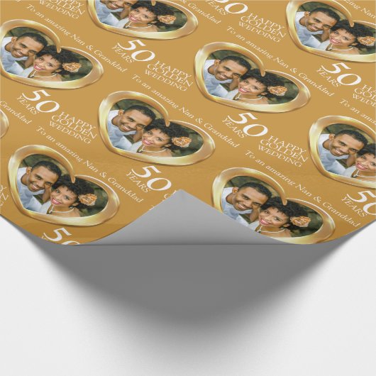 Gepersonaliseerde gouden trouwdag foto cadeaupapier (Hoek)