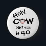 Gepersonaliseerde grappige Heilige Koe 40e verjaar Ronde Button 5,7 Cm<br><div class="desc">Personalized Humorous Holy Koe Iemand is 40 Verjaardag Button in zwart-wit.</div>