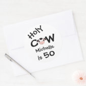 Gepersonaliseerde grappige Heilige Koe 50ste Humou Ronde Sticker (Envelop)