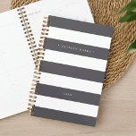 Gepersonaliseerde grijze en witte streep planner<br><div class="desc">De chique gepersonaliseerde planner heeft brede grijs-witte strepen met jouw naam of monogram in elegante witte letters. Personaliseer dit elegante grijs-witte ontwerp met het jaar aan de onderkant.</div>