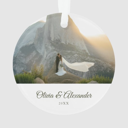 Gepersonaliseerde Groene Bow 1st Kerstmis Getrouwd Ornament (achterkant)