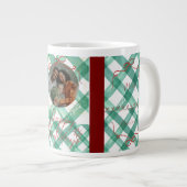 Gepersonaliseerde groene gingham kerst grote koffiekop (Voorkant rechts)