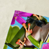 Gepersonaliseerde groene kikker omringd door roze  strandlaken (In situ)