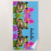 Gepersonaliseerde groene kikker omringd door roze  strandlaken (Voorkant)