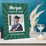 Gepersonaliseerde Groene Klasse van 2025 Afstudere Fotoplaat<br><div class="desc">Het moderne en minimale plaatjesdisplay met easel voor de graduatiedag zal uw afstuderen tonen! Het ontwerp kenmerkt een vierkante foto van het afstudeerder dat in wit met eenvoudige en klassieke voornaam, klassenjaar, en schoolnaamformulering wordt gevormd die kan worden gepersonaliseerd. Omvat een subtiel sterburstpatroon. De donkergroene achtergrondkleur kan worden gewijzigd om...</div>