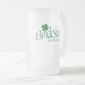 Gepersonaliseerde groene Shamrock Bridesmaid Beer  Matglas Bierpul (Voorkant rechts)