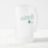Gepersonaliseerde groene Shamrock MOH Beer Stein Matglas Bierpul (Voorkant rechts)
