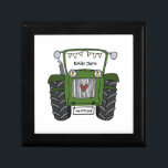 Gepersonaliseerde Groene Tractor Boerderij Bruilof Cadeaudoosje<br><div class="desc">Een tractor land boerderij bruiloft cadeau dat kan worden gepersonaliseerd. Als u de grootte of het lettertype wilt wijzigen,  klikt u op de knop Bewerken om verder aan te passen. De bunting in de tractor zit in een subtiele crème en wit.</div>