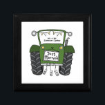Gepersonaliseerde groene tractor land bruiloft cadeaudoosje<br><div class="desc">Een tractor land boerderij bruiloft cadeau dat kan worden gepersonaliseerd. Als u de grootte of het lettertype wilt wijzigen,  klikt u op de knop Bewerken om verder aan te passen. De bunting in de tractor zit in een subtiele crème en wit.</div>