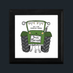Gepersonaliseerde groene tractor land bruiloft cadeaudoosje<br><div class="desc">Een tractor land boerderij bruiloft cadeau dat kan worden gepersonaliseerd. Als u de grootte of het lettertype wilt wijzigen,  klikt u op de knop Bewerken om verder aan te passen. De bunting in de tractor zit in een subtiele crème en wit.</div>