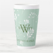 Gepersonaliseerde groene w / witte bloemen latte mok (Voorkant)