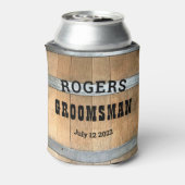 Gepersonaliseerde Groomsman Rustic Bourbon Barrel Blikjeskoeler (Blikje Achterkant)