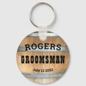 Gepersonaliseerde Groomsman Rustic Whiskey Barrel Sleutelhanger (Voorkant)
