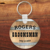 Gepersonaliseerde Groomsman Rustic Whiskey Barrel Sleutelhanger (Voorkant)