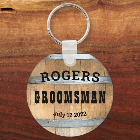 Gepersonaliseerde Groomsman Rustic Whiskey Barrel Sleutelhanger (Voorkant)