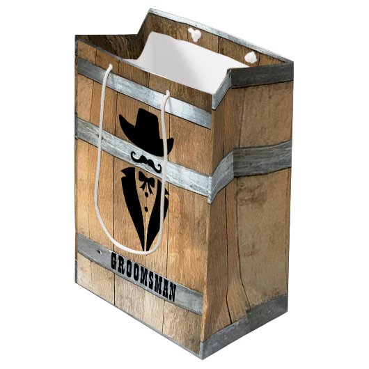 Gepersonaliseerde Groomsman Whiskey Barrel Medium Cadeauzakje (Voorkant Gekanteld)