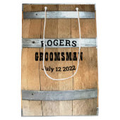 Gepersonaliseerde Groomsman Whiskey Barrel Medium Cadeauzakje (Achterkant)