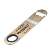 Gepersonaliseerde Groomsman Whiskey Barrel Speed Flessenopener (Voorkant Gekanteld)