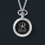 Gepersonaliseerde Groomsman's Naam en Monogram Horloge<br><div class="desc">Elegante zwart-wit gepersonaliseerde groomsman geschenken met gepersonaliseerde monogram in witte elegante script lettertype stijl met groomsman's naam en titel in klassieke serif lettertype stijl op zwarte achtergrond. Ook perfect voor de beste man, vader van de bruid, bruidsmeisje, bruidsmeisje, bloem meisje, moeder van de bruid en meer.</div>