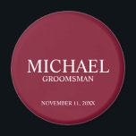 Gepersonaliseerde Groomsman's Naam en Monogram Magneet<br><div class="desc">Moderne Gepersonaliseerde Groomsman Gifts met gepersonaliseerde groomsman's naam,  titel en trouwdatum in witte klassieke serif lettertype stijl op bordeaux rode achtergrond. Ook perfect voor de beste man,  vader van de bruid en meer.</div>