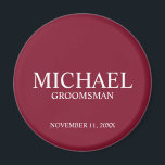 Gepersonaliseerde Groomsman's Naam en Monogram Magneet<br><div class="desc">Moderne Gepersonaliseerde Groomsman Gifts met gepersonaliseerde groomsman's naam,  titel en trouwdatum in witte klassieke serif lettertype stijl op bordeaux rode achtergrond. Ook perfect voor de beste man,  vader van de bruid en meer.</div>
