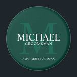 Gepersonaliseerde Groomsmen's naam en monogram Magneet<br><div class="desc">Voeg een persoonlijke touch toe aan uw bruiloft met gepersonaliseerde groomsmen magneet. Deze magneet heeft gepersonaliseerde groomsman's naam met titel en trouwdatum in wit en monogram in licht smaragdgroen als achtergrond, in klassieke serif lettertype stijl, op smaragdgroene achtergrond. Ook perfect voor beste man, vader van de bruid, ringdrager en meer....</div>