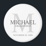Gepersonaliseerde Groomsmen's naam en monogram Magneet<br><div class="desc">Voeg een persoonlijke touch toe aan uw bruiloft met gepersonaliseerde groomsmen magneet. Deze magneet is voorzien van gepersonaliseerde groomsman naam met titel en trouwdatum in grijs en monogram in lichtgrijs als achtergrond, in klassieke serif lettertype stijl, op witte achtergrond. Ook perfect voor beste man, vader van de bruid, ringdrager en...</div>