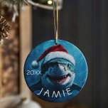 Gepersonaliseerde grote witte haai keramisch ornament<br><div class="desc">Dit ontwerp kan op het gebied worden gepersonaliseerd dat door de foto en/of tekst te veranderen wordt verstrekt. Of het kan worden aangepast door te klikken deze Sjabloon personaliseert en dan de klik te kiezen om verdere optie aan te passen en de kleur van de achtergrond te schrappen of te...</div>