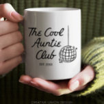 Gepersonaliseerde Hand getrokken Cool Tante Zuster Koffiemok<br><div class="desc">Maak kennis met de Cool Auntie Club mok - de perfecte manier om het spannende nieuws van je zwangerschap te delen met je zus, beste vriend of schoonzus! Deze charmante en unieke mok, gepersonaliseerd met hun naam en het jaar, zorgt voor een onvergetelijke onthulling. Afbeelding het uiterlijk van verbazing en...</div>