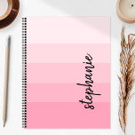 Gepersonaliseerde handtekening kleur blok roze 202 planner<br><div class="desc">Dit trendy moderne ontwerp kenmerkt vijf strepen van het kleurenblok in gradiënttinten van licht tot middelroze. Personaliseer het met jouw naam in verticaal zwart handschrift handschrift.</div>