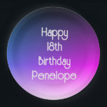 Gepersonaliseerde Happy Birthday Ombre Paarse Papieren Bordje<br><div class="desc">Gepersonaliseerd ombre paarse Happy Birthday papier bord,  die u gemakkelijk kunt personaliseren met een naam. Dit moderne paarse gradiënt verjaardagsfeestje zou een prachtig deel decor raken aan haar bord.</div>