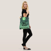 Gepersonaliseerde Happy Halloween met groene maan, Tote Bag (Op model)