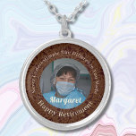 Gepersonaliseerde Happy Nurse Pensioengeschenken B Zilver Vergulden Ketting<br><div class="desc">Onze gepersonaliseerde Happy Nurse Retirement Gifts Silver Plated Ketting is een mooie en sentimentele cadeauoptie voor gepensioneerde verpleegkundigen. Dit is ontworpen om hun jarenlange harde werk en toewijding te eren. Het beschikt over een foto, en je kunt de tekst aanpassen. Het ketting herinnert hen aan de impact die zij hebben...</div>