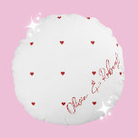 Gepersonaliseerde hartkussen voor koppels rond kussen<br><div class="desc">Vier de liefde en koester uw speciale momenten met onze " Love Heart Pillow". Perfect voor de Valentijnsdag, jubilea, of als een doordacht geschenk voor de pasgetrouwden, dit witte kussen versierd met romantische rode harten voegt een vleugje elegantie en warmte toe aan elke ruimte. Aan de rechterkant heeft het kussen...</div>