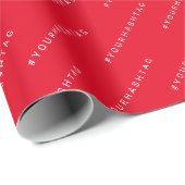 Gepersonaliseerde #Hashtag mat rood Cadeaupapier (Rol Hoek)