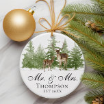 Gepersonaliseerde heer en mevrouw echtgenoot en vr ornament<br><div class="desc">Vier de reis van een pasgetrouwd stel met onze gepersonaliseerde Mr en Mrs man en vrouw aangepaste Ornament. Dit aangepaste ornament dient als een gekoesterde aandenken, ter herdenking van hun eerste kerst samen als man en vrouw. Versierd met een charmant hert en bos en natuur-geïnspireerd ontwerp, het vangt de schoonheid...</div>