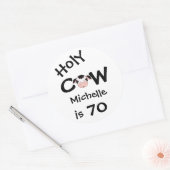 Gepersonaliseerde Heilige Koe 70e Verjaardag Stick Ronde Sticker (Envelop)